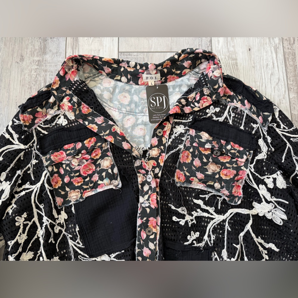 ✨NWT- POL Carly Crochet Patchwork Laser Cut Floral Button down shirt size large - Picture 6 of 10